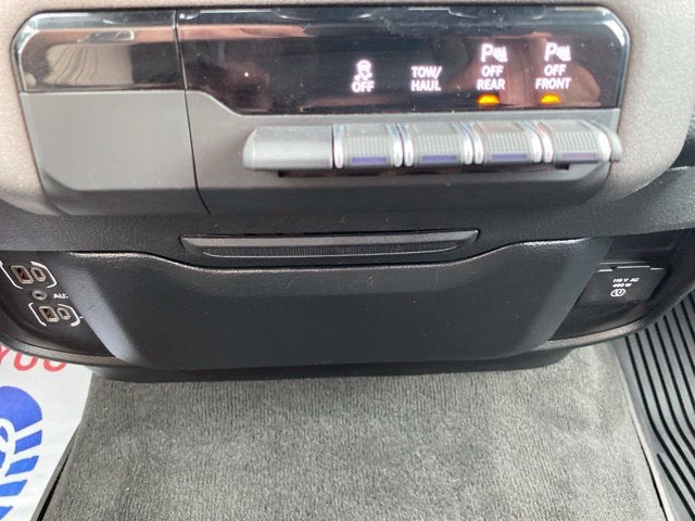 2022 RAM 1500 Big Horn Crew Cab 4x4 5'7" Box